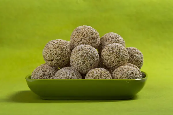 Amaranto ou Rajgira laddu, Cholai ke laddo em placa verde sobre fundo verde — Fotografia de Stock