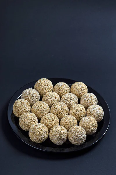 Amaranto ladoo ou Rajgira laddu ou Cholai ke laddo em placa preta sobre fundo preto . — Fotografia de Stock