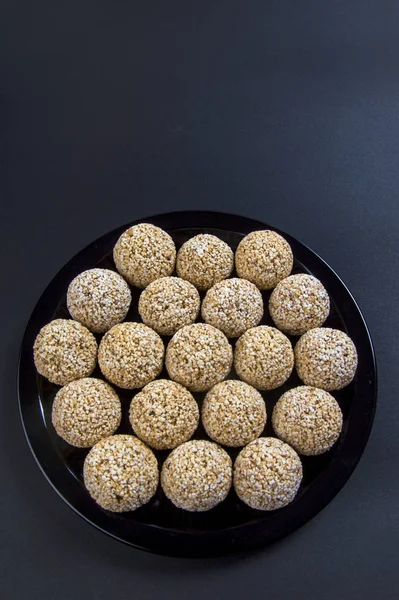 Amaranto ladoo ou Rajgira laddu ou Cholai ke laddo em placa preta sobre fundo preto . — Fotografia de Stock