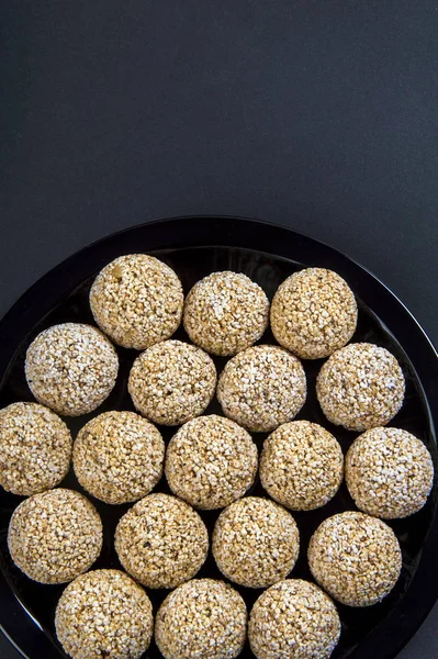 Amaranto ladoo ou Rajgira laddu ou Cholai ke laddo em placa preta sobre fundo preto . — Fotografia de Stock