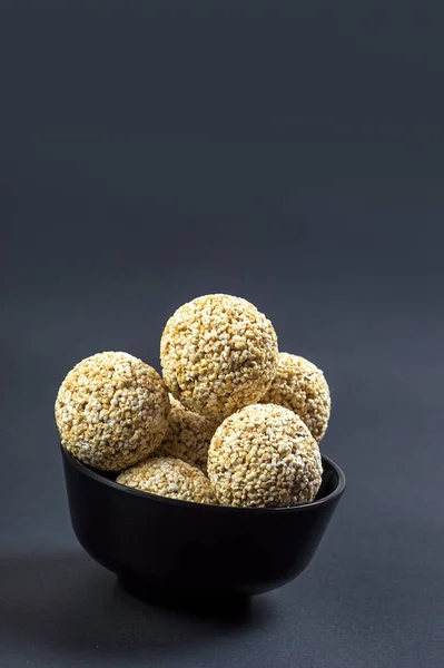 アマランスまたはRajgira laddu, Cholai ke laddo in black Bowl on black background — ストック写真