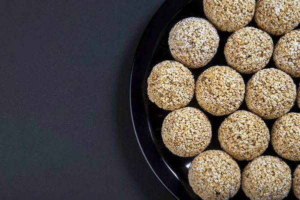 Амаранто або Раджгіра соду або Чолай ключ содо в чорній тарілці на чорному тлі . — стокове фото