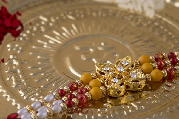 Rakhi eller Rakshabandhan- en indisk tradisjon festival. Tradisjonell Rakhi (håndleddsbånd ). – stockfoto