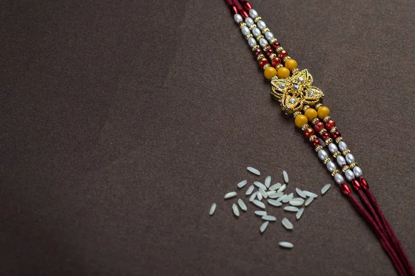 Raksha Bandhan fundo com um elegante Rakhi. Uma pulseira tradicional indiana . — Fotografia de Stock