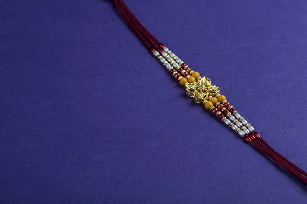 Raksha Bandhan fundo com um elegante Rakhi. Uma pulseira tradicional indiana . — Fotografia de Stock