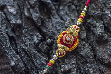 Raksha Bandhan 'ın arkaplanı zarif bir Rakhi. Geleneksel Hint bilekliği..