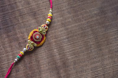 Raksha Bandhan 'ın arkaplanı zarif bir Rakhi. Geleneksel Hint bilekliği..