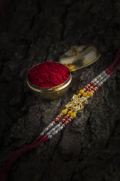 Festa indiana: sfondo Raksha Bandhan con un elegante Rakhi, Rice Grains e Kumkum. Un braccialetto tradizionale indiano che è un simbolo di amore tra fratelli e sorelle. — Foto Stock