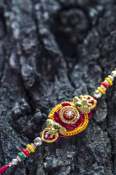 Raksha Bandhan sfondo con un elegante Rakhi. Un tradizionale braccialetto indiano . — Foto Stock