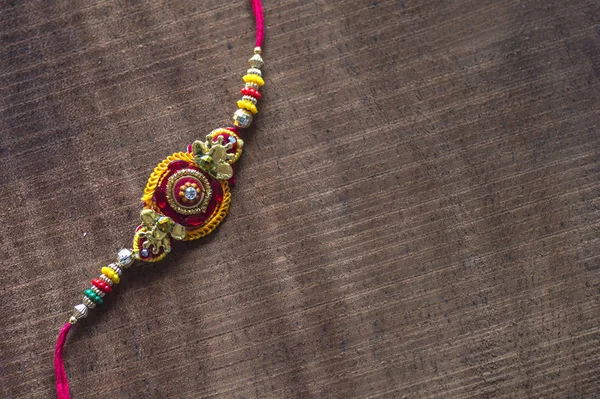 Fond Raksha Bandhan avec un élégant Rakhi. Un bracelet indien traditionnel . — Photo