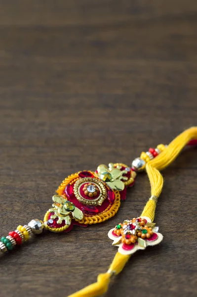 Raksha Bandhan fundal cu un elegant Rakhi. O trupă tradițională indiană încheietura mâinii — Fotografie, imagine de stoc