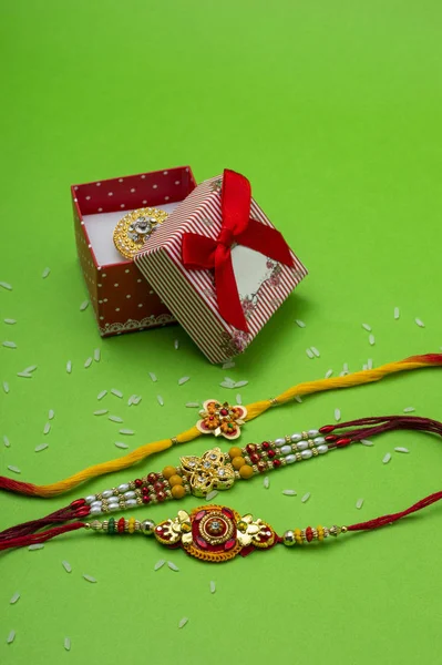 Raakhi e um presente da irmã dada pelo irmão por ocasião de Raksha Bandhan. Festival indiano Raksha Bandhan fundo com um elegante Rakhi . — Fotografia de Stock