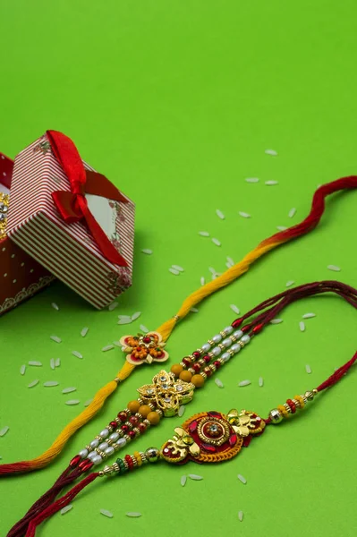 Raakhi et un cadeau pour la sœur donné par frère à l'occasion de Raksha Bandhan. Festival indien Raksha Bandhan fond avec un élégant Rakhi . — Photo