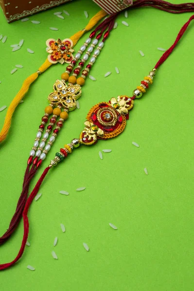 Raksha Bandhan fundo com um elegante Rakhi. Uma pulseira tradicional indiana que é um símbolo de amor entre irmãos e irmãs . — Fotografia de Stock