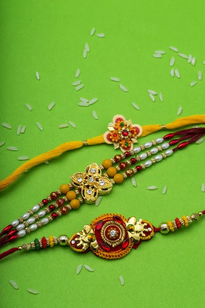 Raksha Bandhan fundo com um elegante Rakhi. Uma pulseira tradicional indiana que é um símbolo de amor entre irmãos e irmãs . — Fotografia de Stock