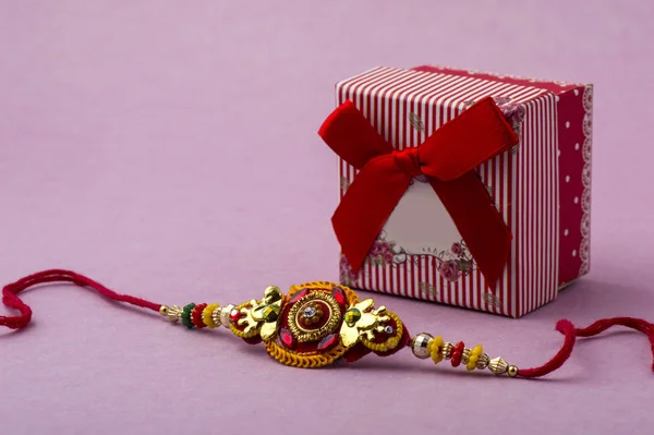 Raakhi і подарункові для сестри, даровану брата з нагоди Ракша Бандхана. Індійський фестиваль Ракша Бандхана фону з елегантним Rakhi. — стокове фото