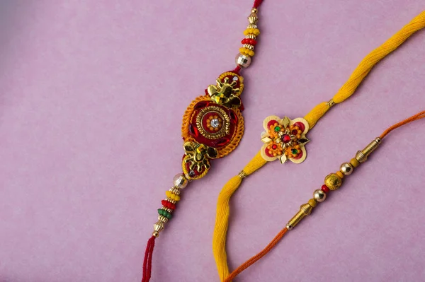 Raksha Bandhan bakgrund med en elegant Rakhi. Ett traditionellt indiskt armband som är en symbol för kärlek mellan bröder och systrar. — Stockfoto