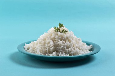 Düz beyaz basmati pilav corriander mavi zemin üzerine mavi bir plaka ile pişmiş