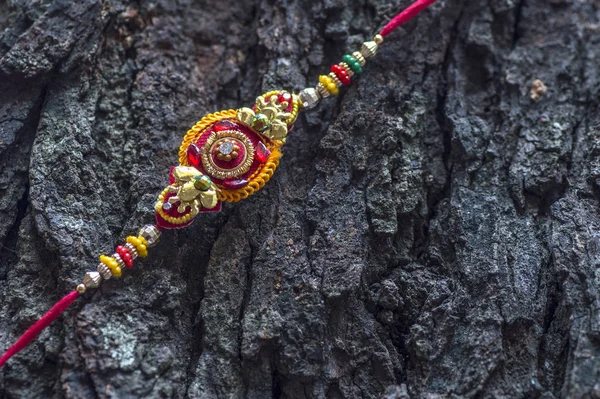 Raksha Bandhan-bakgrunn med en elegant Rakhi. Et tradisjonelt indisk armbånd . – stockfoto