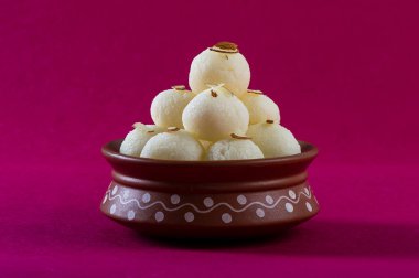 Hint Tatlısı ya da Tatlısı - Rasgulla, ünlü Bengali tatlı, pembe arka planda..