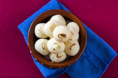 Hint tatlısı- Rasgulla, ünlü Bengali tatlı kase içinde pembe arka planda peçetesi olan