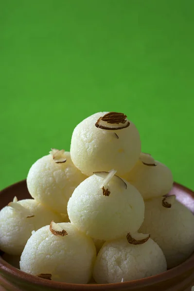 Indiano doce ou sobremesa - Rasgulla, Bengali famoso doce em tigela de barro no fundo verde — Fotografia de Stock