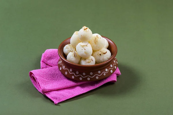 Dulce indio - Rasgulla, famoso dulce bengalí en tazón de barro con servilleta — Foto de Stock