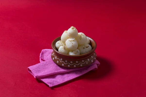 Hint Tatlısı veya Tatlısı - Rasgulla, Meşhur Bengali tatlısı, kırmızı arka planda peçeteli.