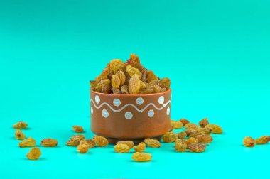 Kurumuş kuru üzümler bir kase içinde.