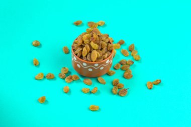 Kurumuş kuru üzümler bir kase içinde.