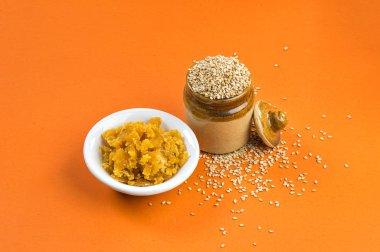 Susam tohumları kil kabın içinde Jaggery ile