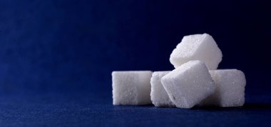 Mavi Arkaplanda Şeker Küplerinin Yakın Çekimi