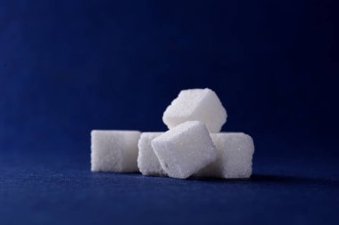 Mavi Arkaplanda Şeker Küplerinin Yakın Çekimi