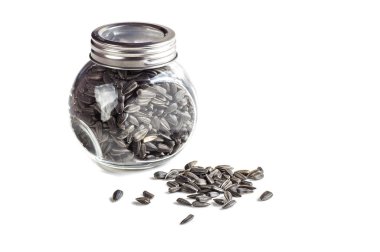 Ayçiçeği, beyaz arka planda cam çömlek içinde tohumlar. Helianthus anuus.