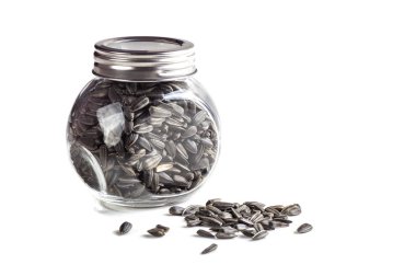 Ayçiçeği, beyaz arka planda cam çömlek içinde tohumlar. Helianthus anuus.