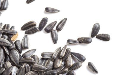 Beyaz arka planda ayçiçeği tohumları. Helianthus anuus.