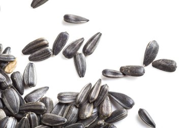 Beyaz arka planda ayçiçeği tohumları. Helianthus anuus.