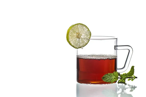 Tasse Tee, Minze und Zitrone auf weißem Hintergrund — Stockfoto