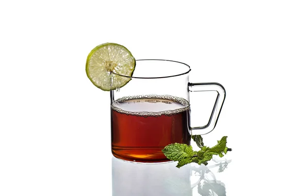 Xícara de chá, hortelã e limão sobre fundo branco — Fotografia de Stock