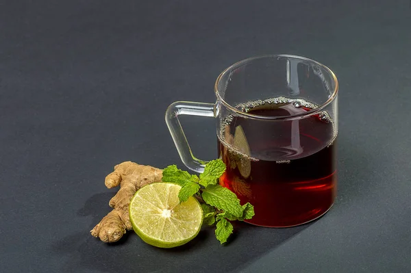 Cup of tea, mint and lemon on dark background — ストック写真