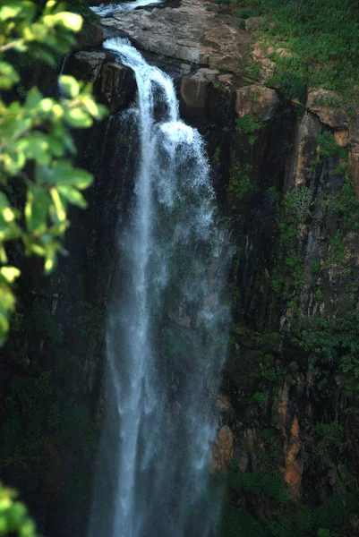 Piękny wodospad w górach. Krajobraz, — Zdjęcie stockowe