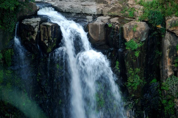 Dağlardaki güzel şelale. Peyzaj, — Stok fotoğraf