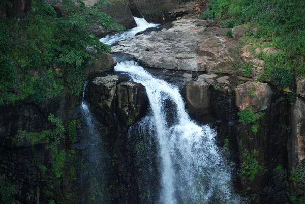 Belle cascade en montagne. Paysage , — Photo