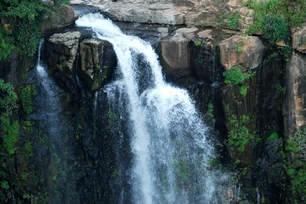 Belle cascade en montagne. Paysage , — Photo