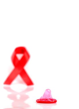 AIDS şerit ve prezervatif beyaz arka plan üzerinde.
