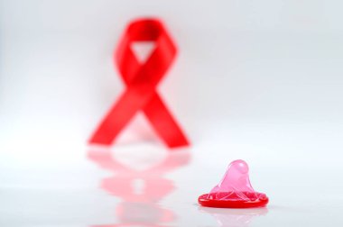 AIDS şerit ve prezervatif beyaz arka plan üzerinde.