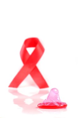 AIDS şerit ve prezervatif beyaz arka plan üzerinde.