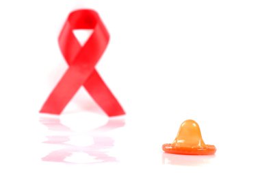 AIDS şerit ve prezervatif beyaz arka plan üzerinde.
