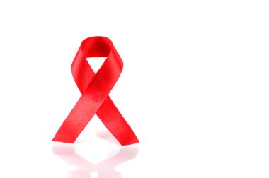 AIDS bilinçlendirme kırmızı kurdele beyaz zemin üzerine.
