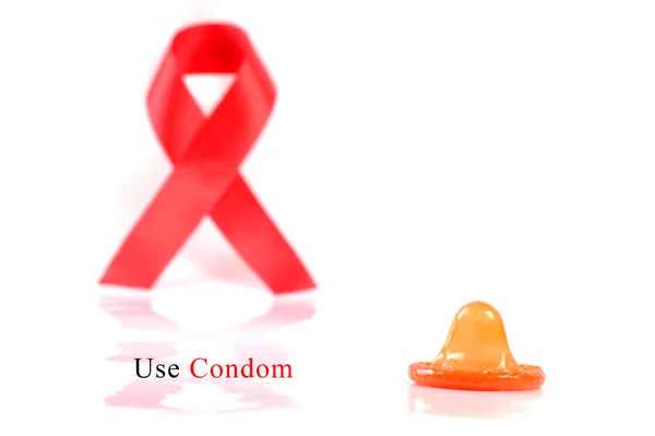 Aids Şerit Prezervatif Beyaz Arka Plan Üzerinde — Stok fotoğraf